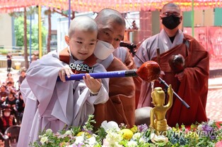 '아기 부처님 목욕'…조계사, 부처님오신날까지 관불의식