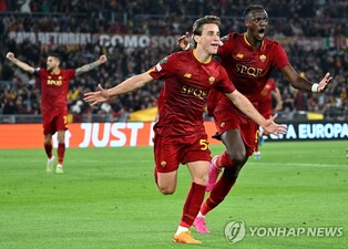 '사제대결'서 웃은 모리뉴 감독…AS로마, 유로파리그 4강서 선승