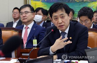 금융위원장 "대환대출 인프라에 과도한 수수료 전가 안돼"