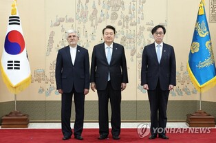 Yoon receives credentials of 11 new foreign envoys