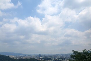 "나들이하기 딱 좋은 날이네"…유명산, 유원지, 관광지마다 들썩