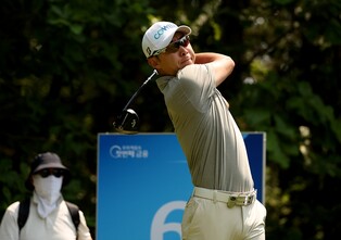 최진호, 우리금융챔피언십 이틀 연속 선두…임성재는 5타 차 4위