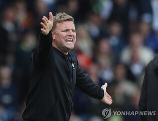 EPL 뉴캐슬 감독, 경기 중 팬에게 폭행당해…"순식간에 벌어져"