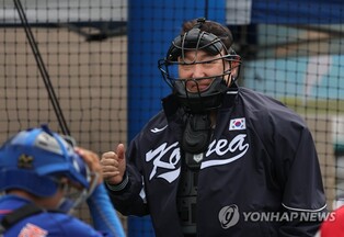 Yoon visits children's baseball game in Yongsan park