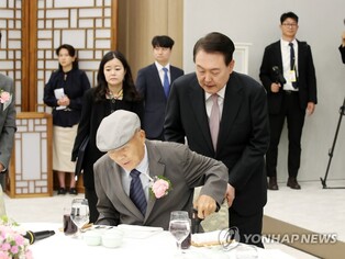 (LEAD) Yoon hosts lunch for 3 of his former teachers on Teachers' Day