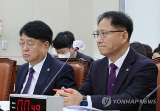 Top election watchdog official denies hiring favors for child