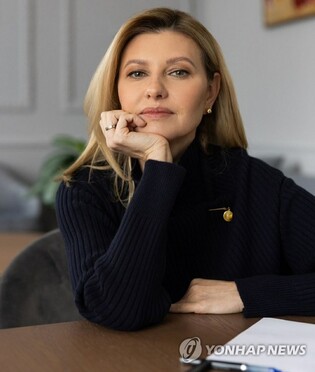 (LEAD) Yoon meets with Ukraine's first lady Zelenska