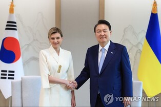 (2nd LD) Yoon meets with Ukraine's first lady Zelenska