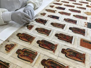 뒷면에서 찾은 '부처님의 길'…보물 '자수가사' 44년 만에 공개