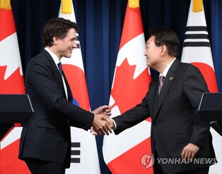 (LEAD) Yoon, Canada PM agree to deepen cooperation in key minerals, increase youth exchanges