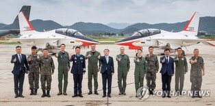 Defense chief meets Polish pilots at S. Korean Air Force unit