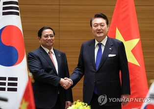 Yoon asks Vietnam PM to further support S. Korean businesses