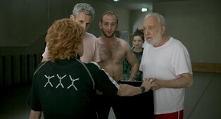 70대 노인의 춤을 보며 웃다가 운다…영화 '사랑하는 당신에게'