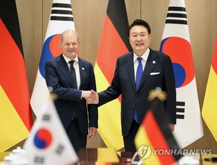 Yoon, German chancellor agree to quickly establish military secret protection deal