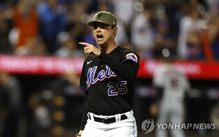 '롯데 출신' MLB 메츠 레일리, 하루에 1세이브 1홀드 수확