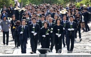 Key political figures gather at memorial service of late President Roh