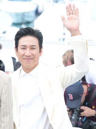 이선균 "하루에 주연작 2개 칸에서 상영…짐 내려놓은 기분"