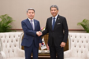 S. Korean defense chief attends contract signing event for FA-50 fighter export