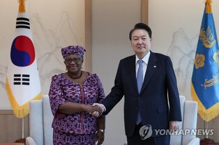 Yoon pledges efforts to establish digital trade norms in meeting with WTO chief