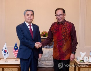 S. Korea's defense chief meets Malaysian prime minister