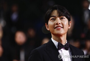 송중기, 생애 첫 칸 레드카펫…만삭 아내는 시사회 불참