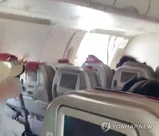 (LEAD) Asiana Airlines plane's door opens right before landing at Daegu Airport