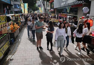 S. Korea's new COVID-19 cases below 20,000 for 2nd day amid downtrend