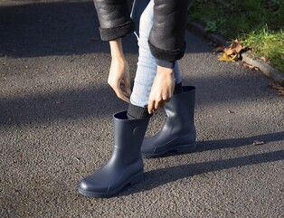 이른 무더위에 '장마패션'도 벌써 인기