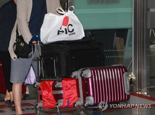 [르포] "가족보니 뭉클" 비로소 고국 땅 밟은 괌 여행객들