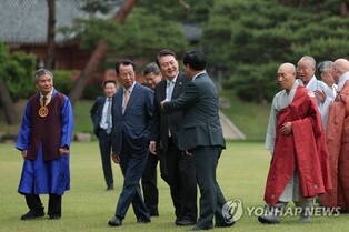 (LEAD) Yoon meets with religious leaders, seeks advice on state affairs