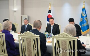 Yoon stresses importance of freedom for peace in meeting with The Elders group