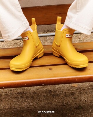 장마철 앞두고 레인부츠 인기 '쑥'…색상·기장도 다양해져