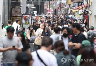 Online shopping up 6 pct in April on high demand for travel, leisure activities