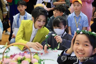 First lady delivers donations to people of national merit