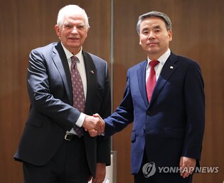 (LEAD) S. Korea's defense chief meets top EU envoy, Dutch, Canadian counterparts in Singapore