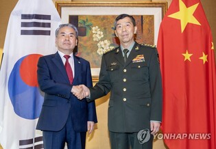 Defense chiefs of S. Korea, China hold talks in Singapore