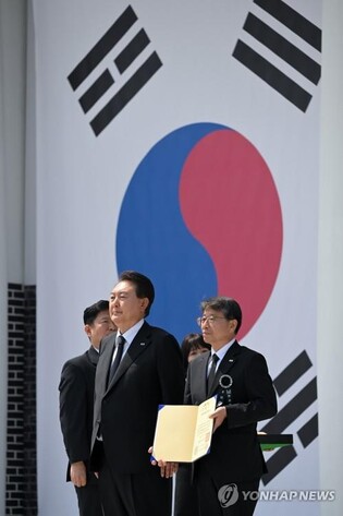 Yoon's approval rating at 36.3 pct: Yonhap News survey