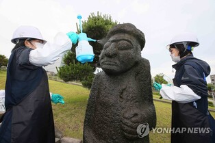 [픽! 제주] 5년 만에 묵은 때 씻은 돌하르방 "개운해요"