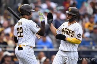 김하성, 두산 출신 플렉센 상대로 안타…천적 관계 여전하네