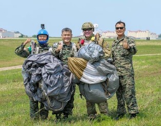 S. Korean, U.S. special ops generals stage 'friendship' parachute jump