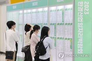 1 in 3 job-changing S. Korean workers saw wage fall in 2021: data