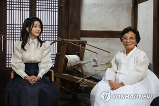 '韓방문의해 명예위원장' 김여사 "한산모시 세계에 알리겠다"(종합)