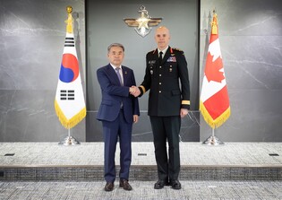 S. Korea's defense chief meets top Canadian general to discuss security cooperation
