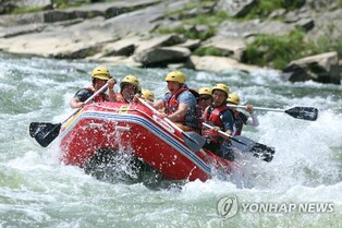 '물살 가르면 더위가 싹∼' 인제 내린천 래프팅 시즌 시작