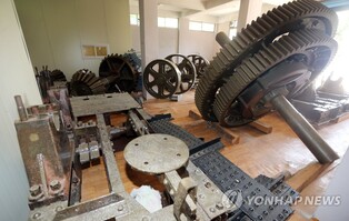 부산 옛 영도대교 철거 유물, 풀숲에 10년째 방치