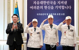 Yoon meets with veterans ahead of Korean War anniversary