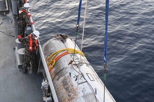 (LEAD) S. Korean military salvages sunken N. Korean space rocket wreckage