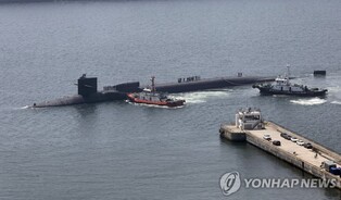 (LEAD) U.S. nuclear-powered submarine arrives in S. Korea after N. Korea launch