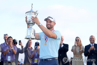 클라크, 매킬로이 한 타 차로 꺾고 US오픈 우승…첫 메이저 제패(종합)