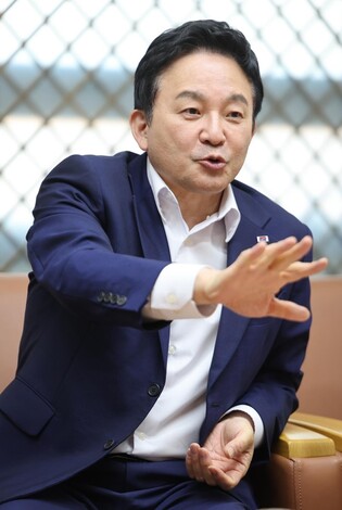 (Yonhap interview) Korean Air needs to address monopoly concerns over merger with Asiana: minister